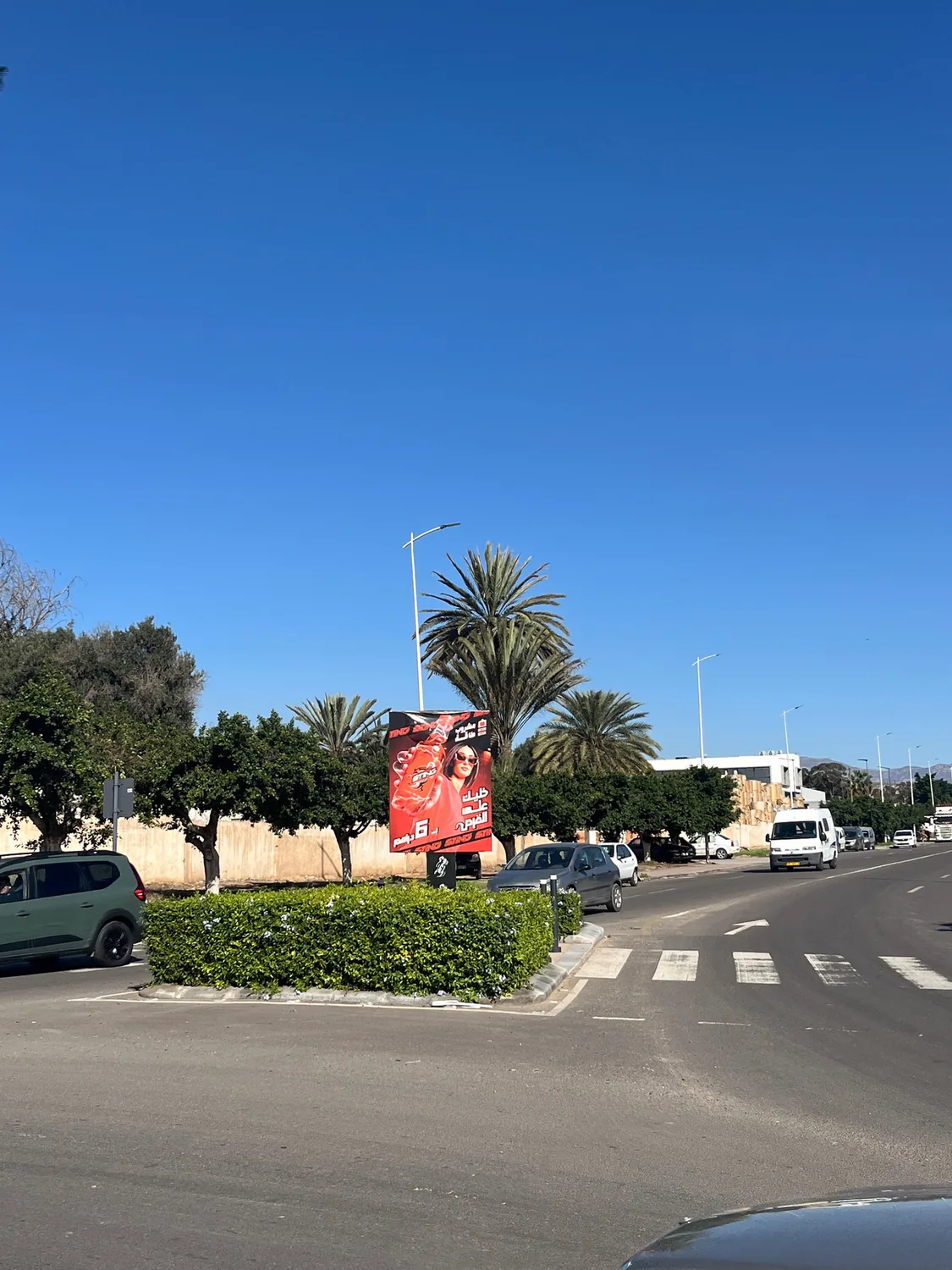 Panneau publicitaire Ninashcom sur un rond-point du Grand Agadir