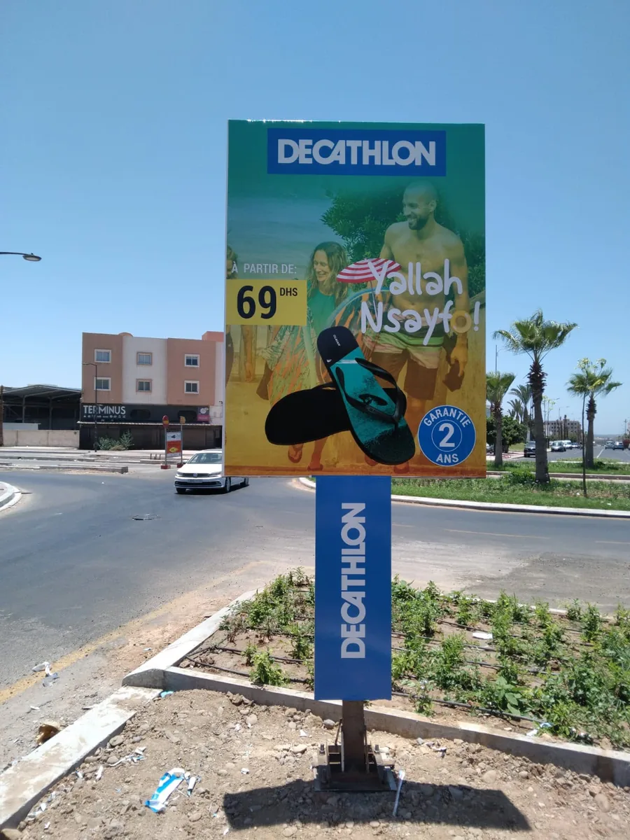 Panneau publicitaire sur un rond-point à Agadir